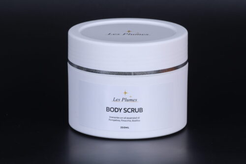 Esfoliante Corpo Body Scrub. Formulazione arricchita con olio di Jojoba ed estratti naturali di castagno, fico e boerhavia per donare alla pelle un' aspetto luminoso e sano.